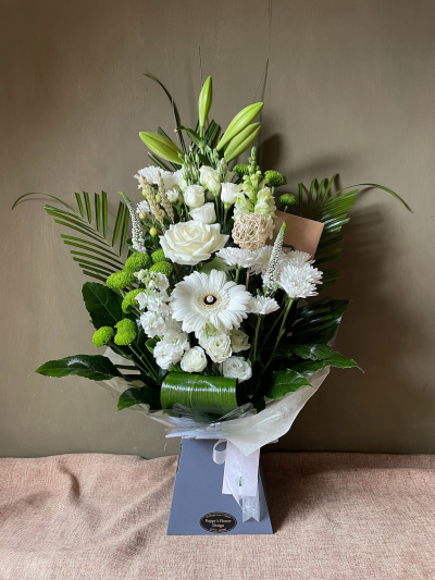 Florist's Choice - Neutral - Florist's Choice - Neutral Elegance
Elegant bouquet in water with a seasonal selection of white, cream and green flowers.
Florist in Leyland Poppy's Flower Design Elegant
